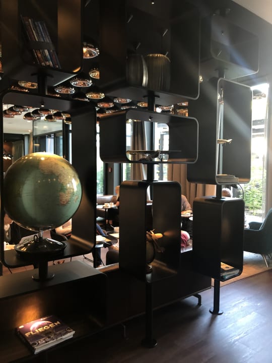 Lobby Motel One Hamburg Airport