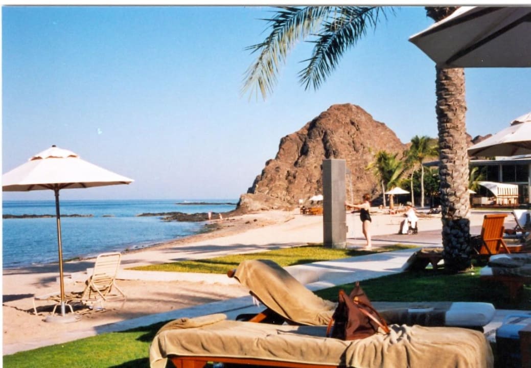 Blick aus der Gartenanlage Al Bustan Palace - A Ritz-Carlton Hotel