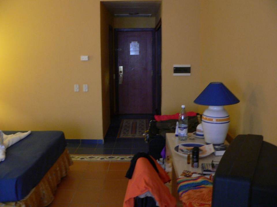 Eingangsbereich des Zimmers und Schreibtisch Memories Miramar Havana