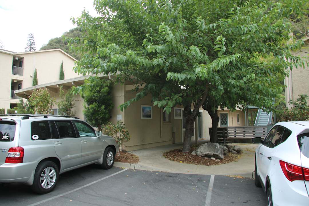 Parkplatz vor Wohngebäude Hotel Yosemite View Lodge