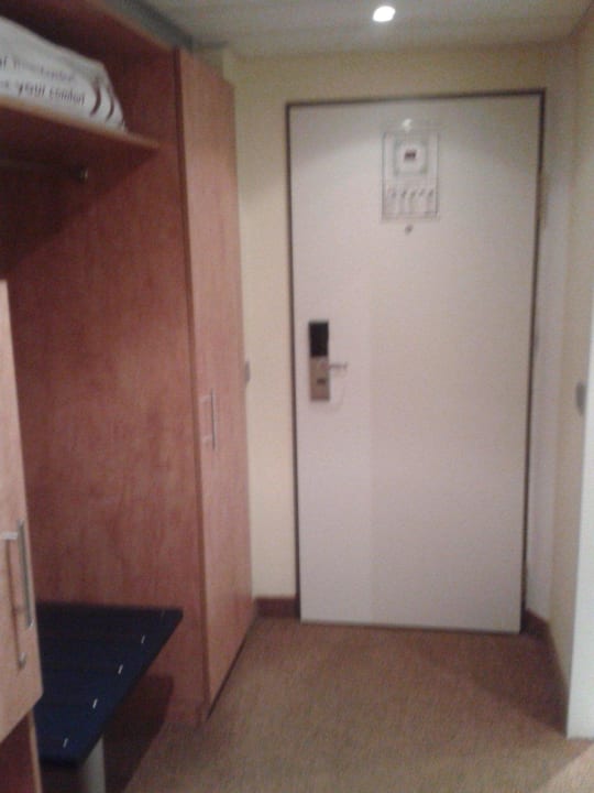 Zimmer(Eingangsbereich,Schrank,Safe,Minibar) Mercure Hotel Severinshof Köln City