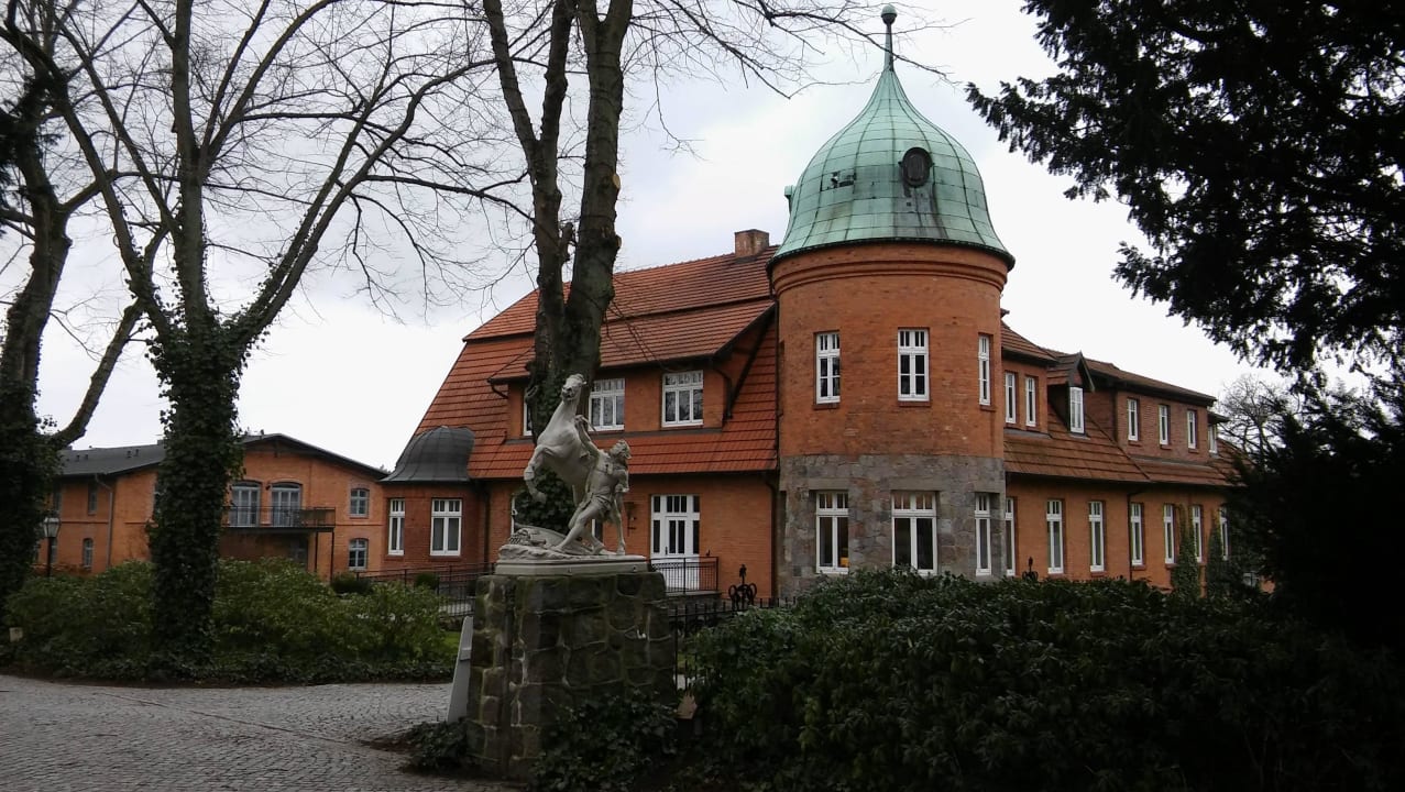 Turmgebäude Schlosshotel Basthorst