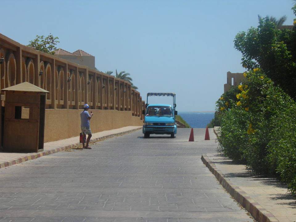 Busik na plaże Rehana Sharm Resort Aqua Park & Spa