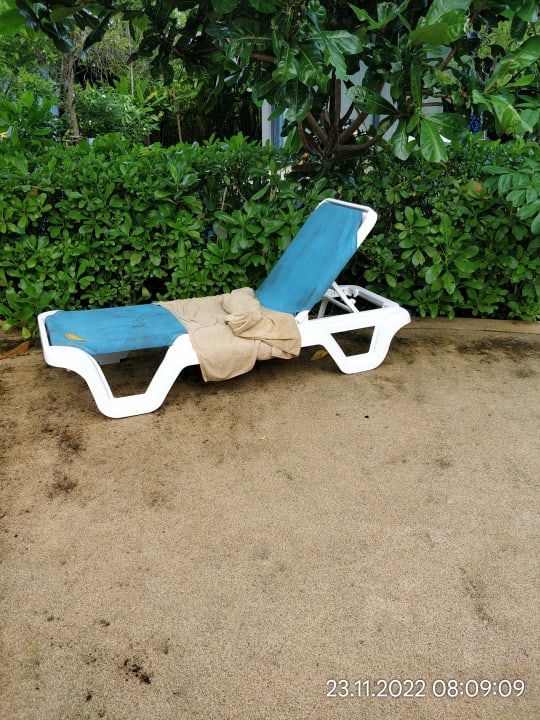 Pool Island Escape Burasari