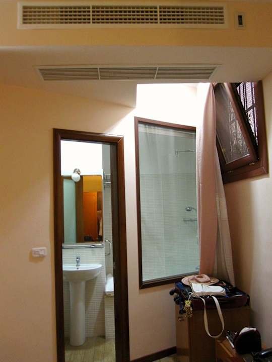 Geradeaus Bad m. Fenster, oben Klimaanlage Hotel Sky Roma