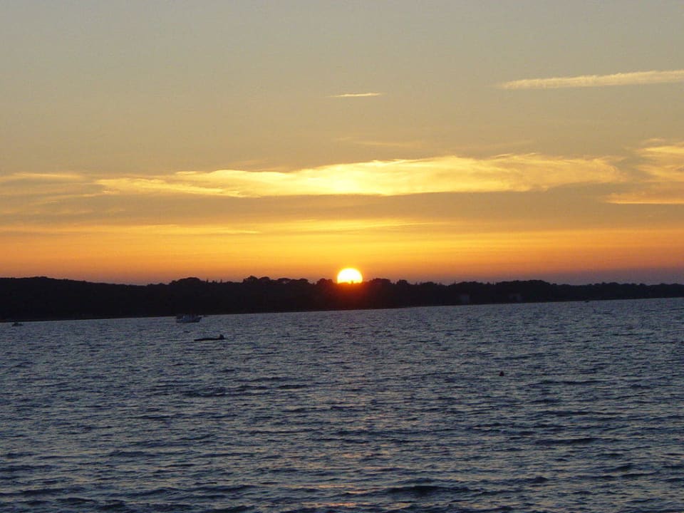 Sonnenuntergang am Strand bei Bi Village Bi-Village Ferienzentrum - Apartmenthäuser