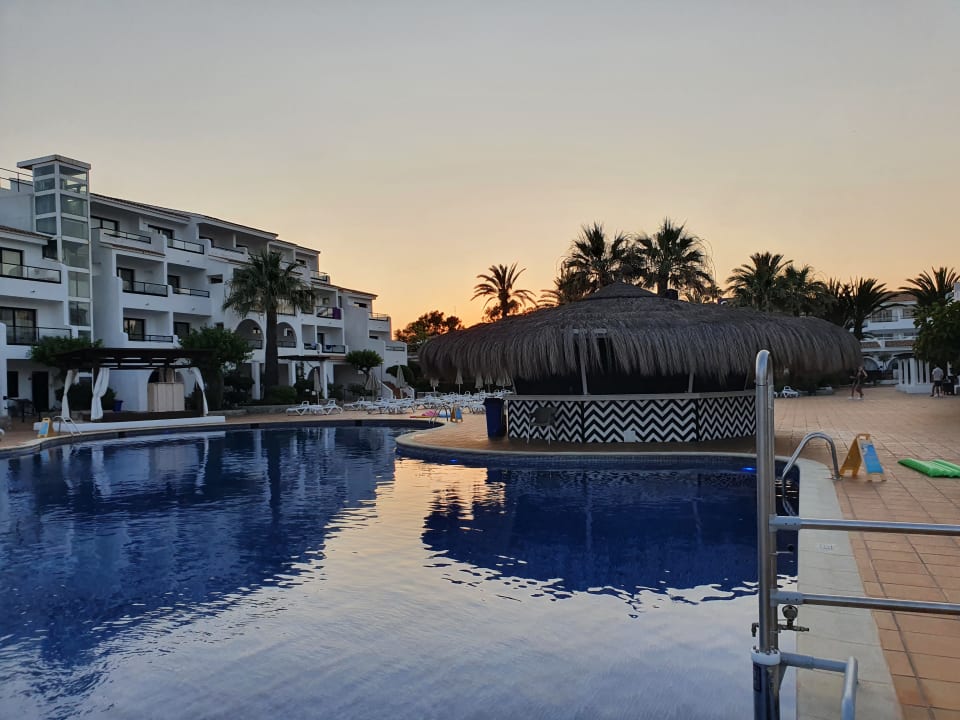 Pool FERGUS Style Bahamas