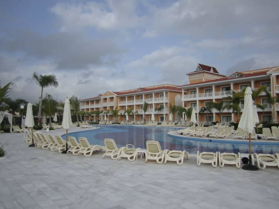 Die Poolanlage im neuen Areal Bahia Principe Luxury Ambar