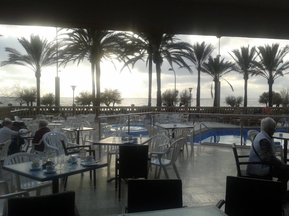 Überdachte Terrasse allsun Hotel Pil-lari Playa