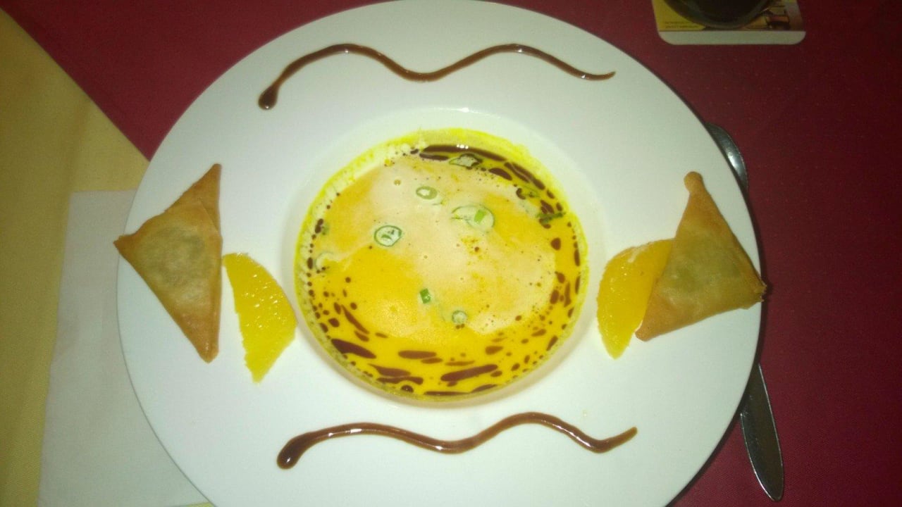 Kürbis-Orangencremsuppe  mit gebackenen Teigtasche Landgasthof Am Sonnenhang