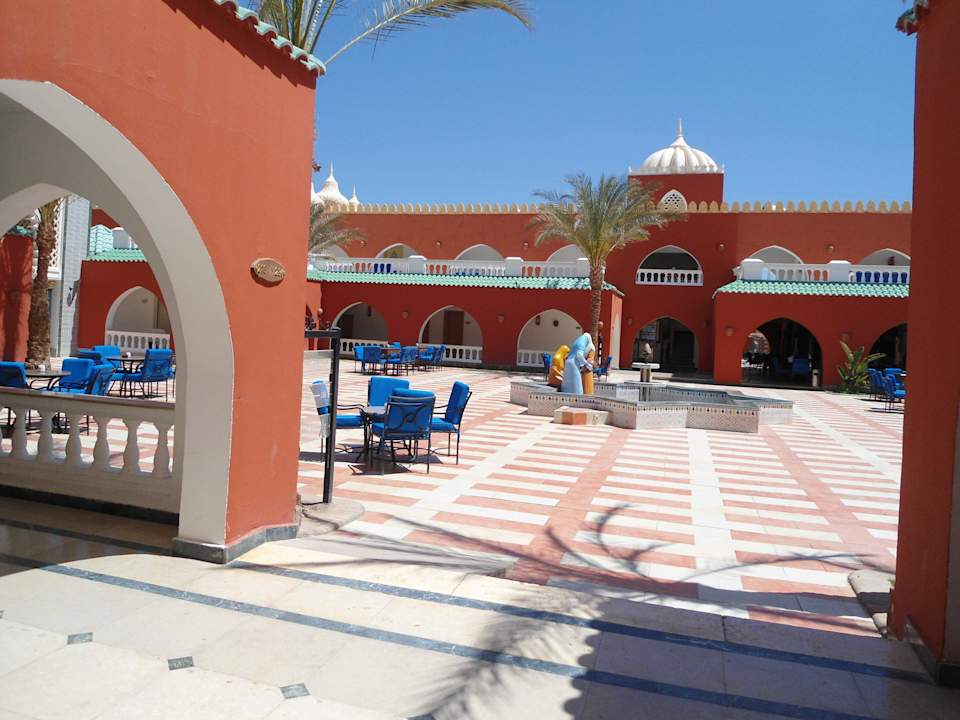 Дворик Pickalbatros Alf Leila Wa Leila Resort - Neverland Hurghada
