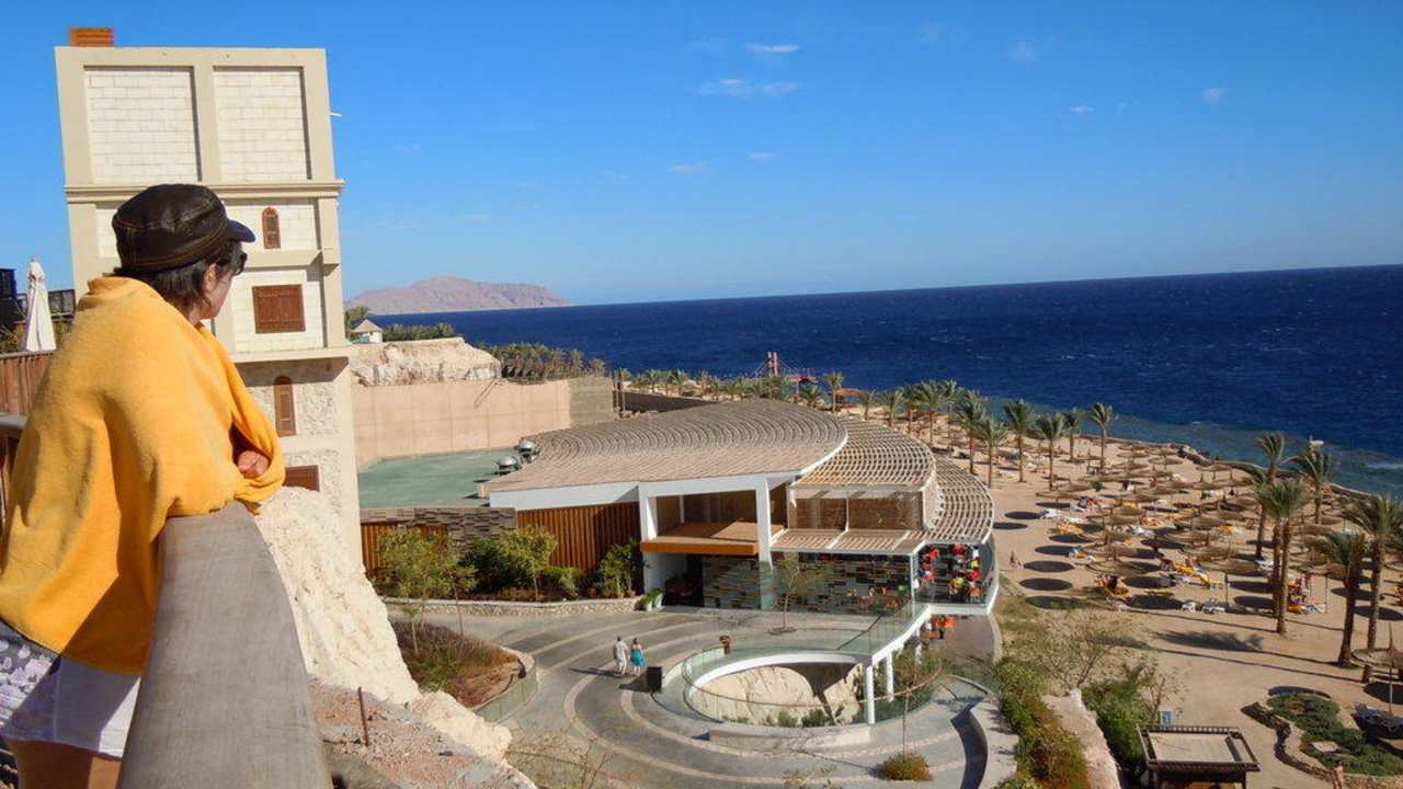 Links Lift zum Strand mit Sicht auf Restaurant Reef Oasis Blue Bay Resort