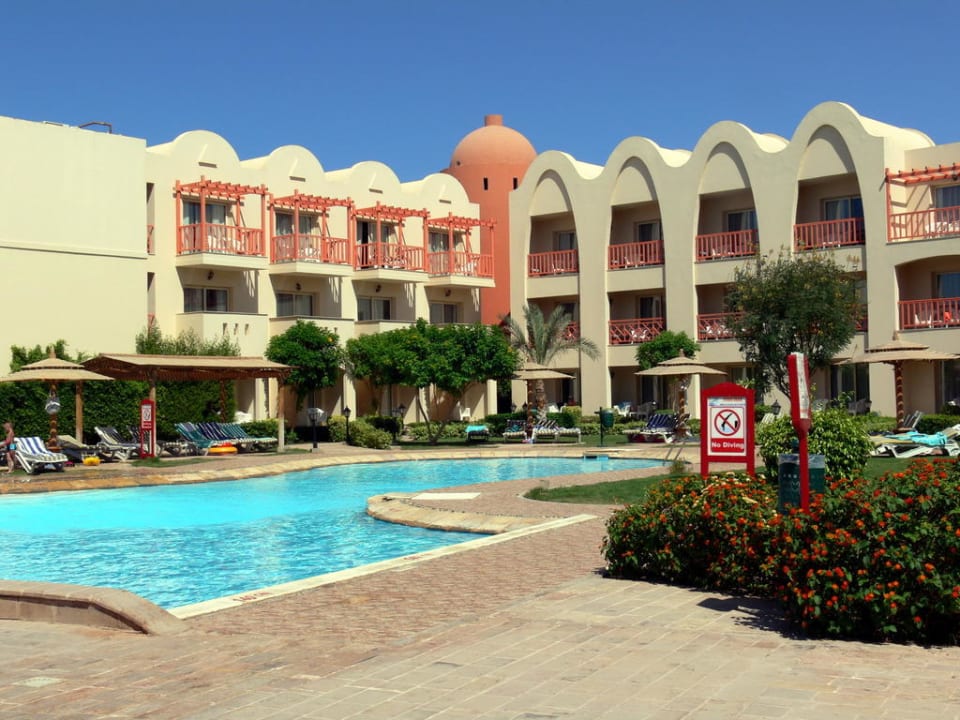 Ranní klid u bazénu Titanic Beach Spa & Aqua Park