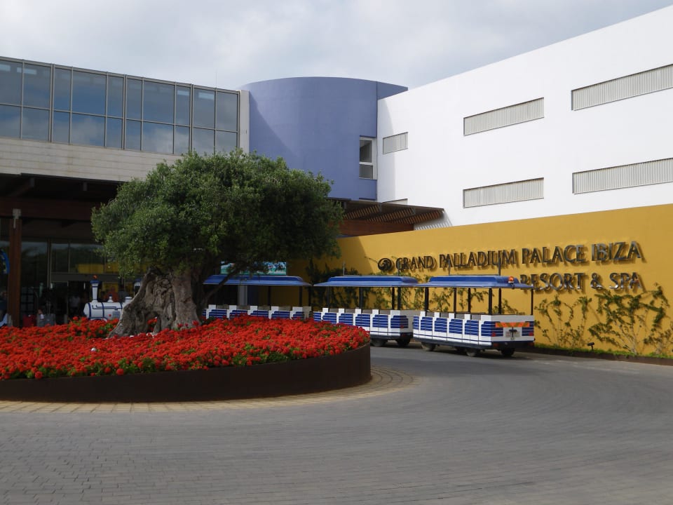 Eingangsbereich mit Mini Zug Grand Palladium Select Palace Ibiza