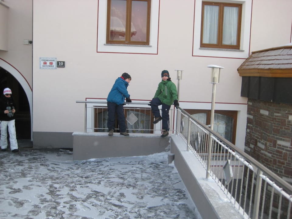 Jungs vor den Hotel Hotel Montana