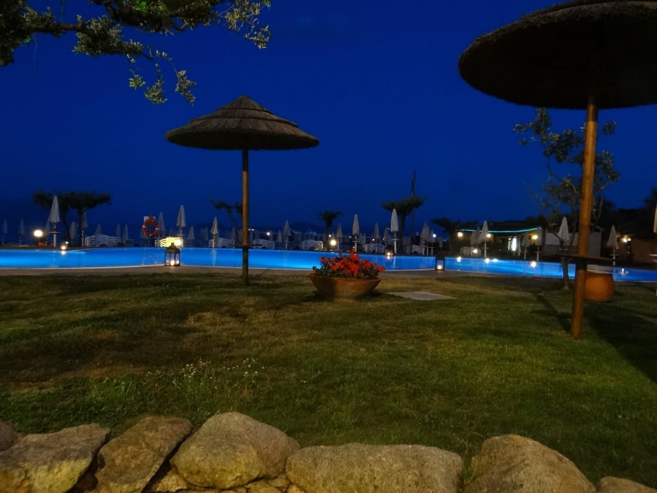 Poolbereich bei Nacht Appartments Baia Caddinas Clubresidence
