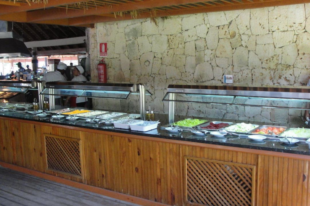 Mittagsbuffet im Strandrestaurant / Mexikaner Grand Sirenis Punta Cana Resort & Aquagames