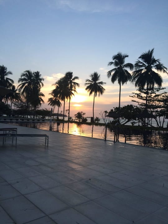 Sonnenuntergang mit Blick auf dem Pool am Strand Kantary Beach Hotel - KHAO LAK