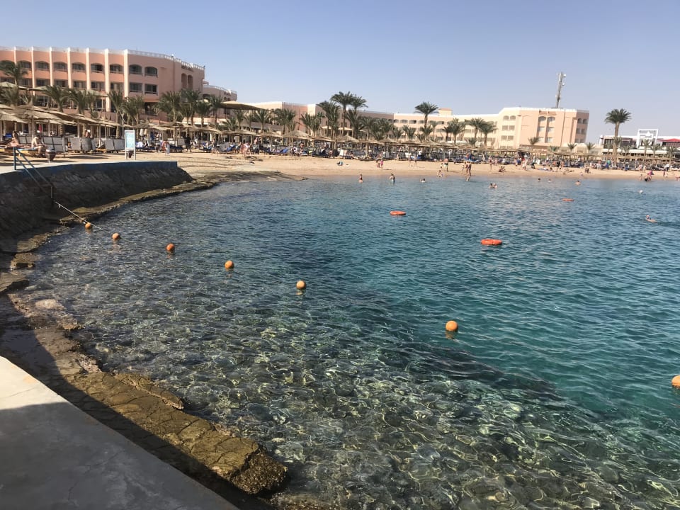 Glasklares Wasser, Blick vom Ruhebereich Beach Albatros Resort