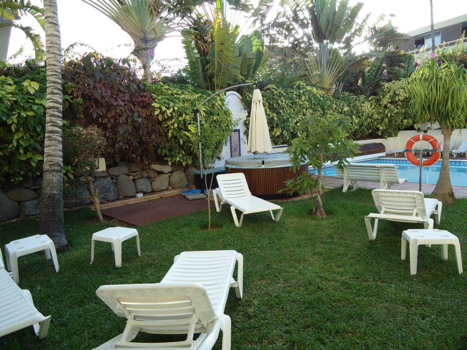 Liegebereich am Pool mit Whirlpool im Hintergrund Apartamentos Nogalera