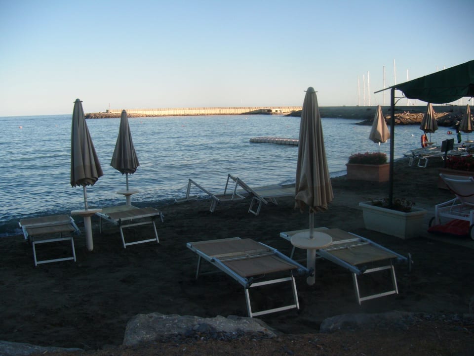 Zu erkennen Stein und Sandstrand Aregai Marina Hotel & Residence