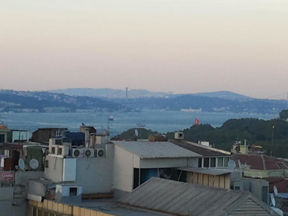 Blick von der Dachterrasse. Pierre Loti Hotel