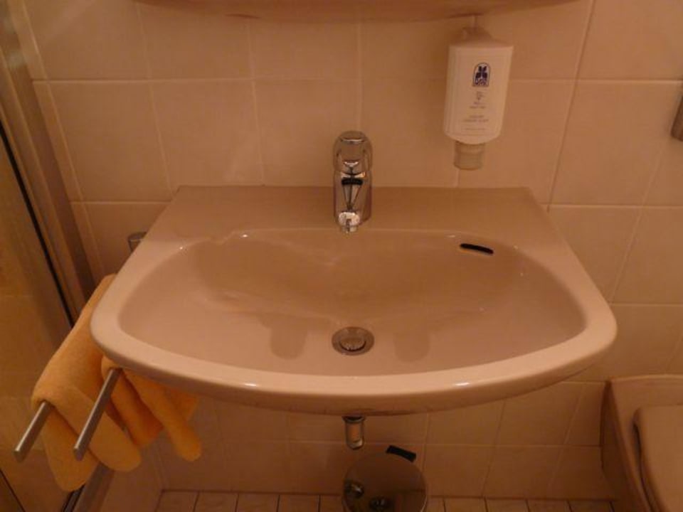 Sink in the bathroom of Berghotel Wilhelmsburg Berghotel Wilhelmsburg