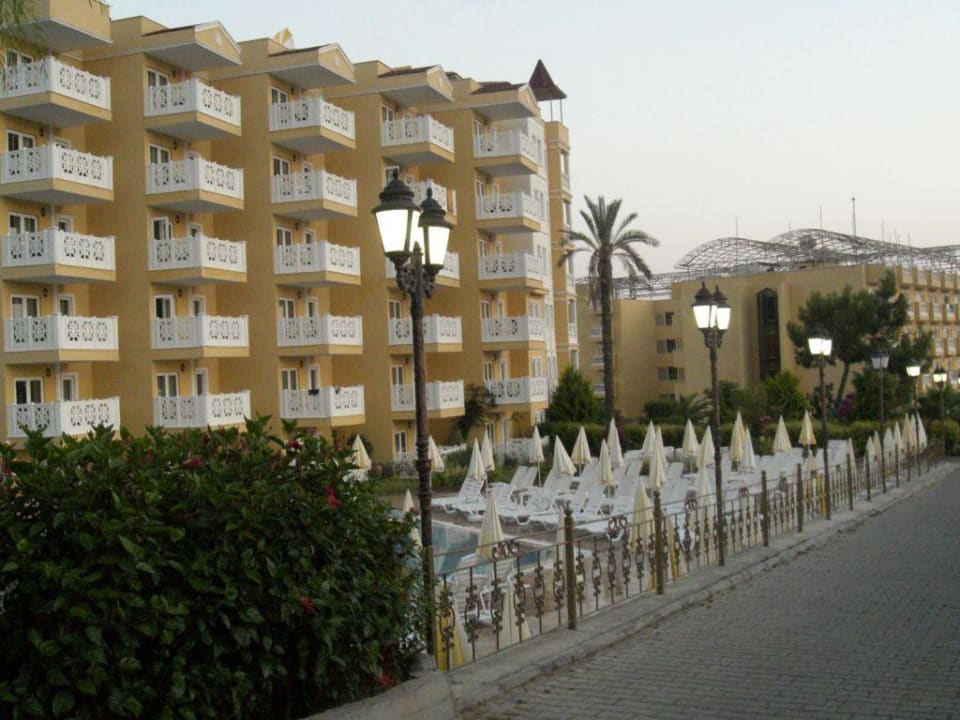 Nebengebäude Larina Resort Spa & Hotel