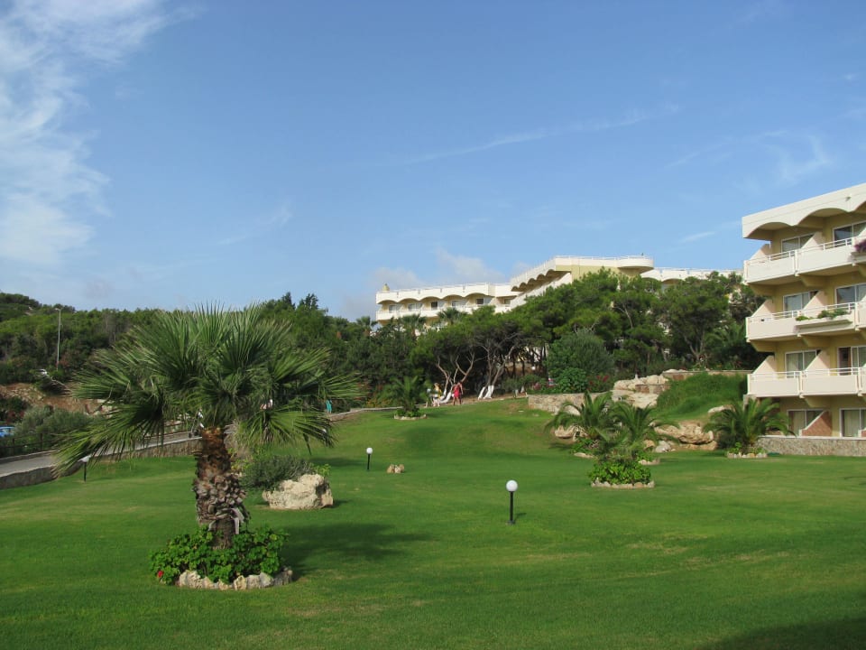 Ein Teil des Gartens Hotel Kalithea Horizon Royal