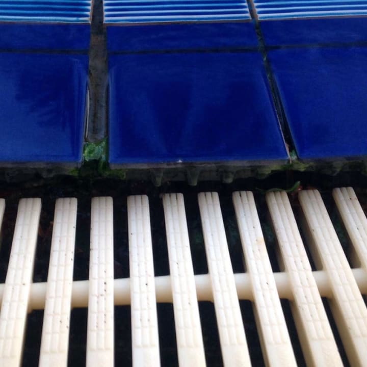 Alle Pools hatten beschädigte Fliesen  Best Western Phuket Ocean Resort