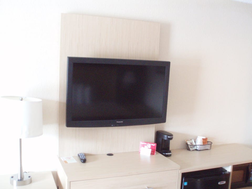 TV Hotel Red Roof Inn & Suites Naples