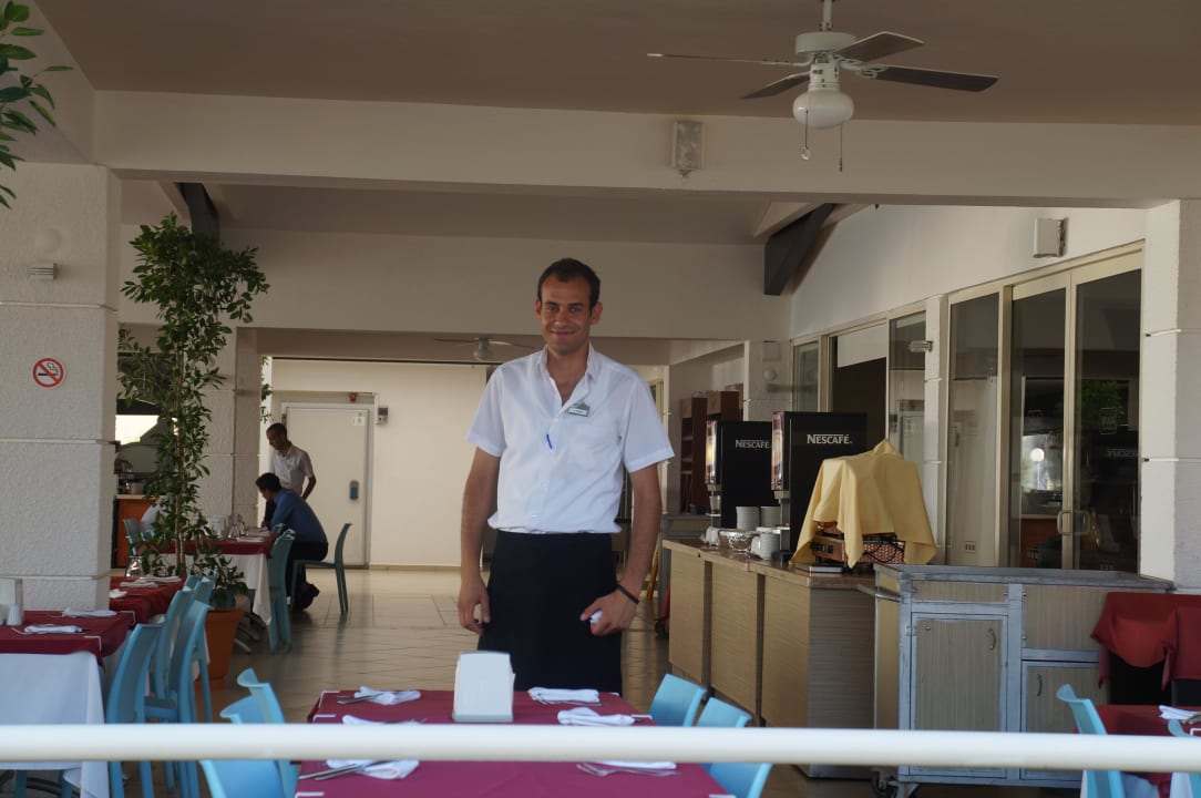 Ober van in het restaurant Ephesia Holiday Beach Club