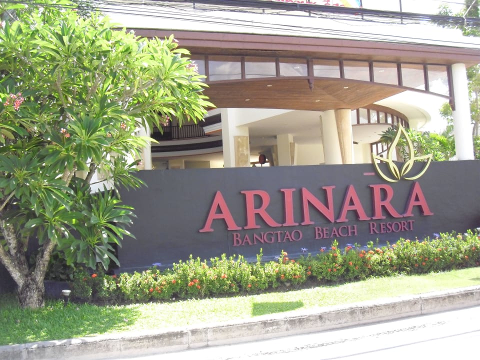 Von der Strasse aus gesehen Arinara Bangtao Beach Resort
