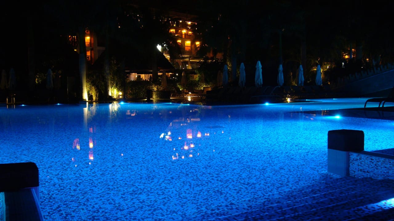 Pool bei Nacht Lopesan Baobab Resort
