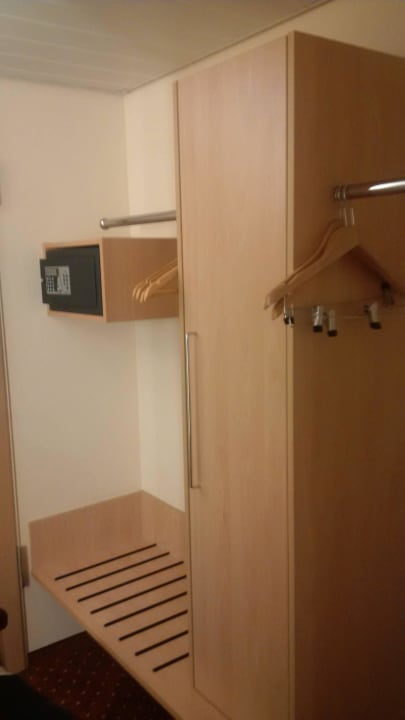 Gaderobe mit Schrank Hotel NH Leipzig Messe