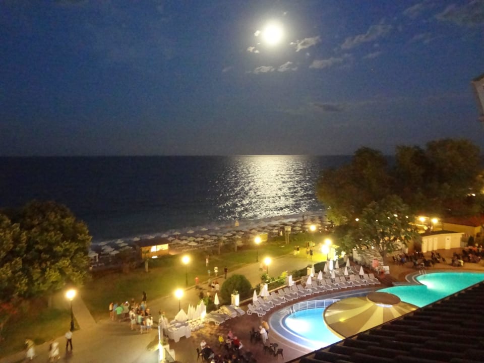 Blick vom Hotel aufs Meer bei Nacht GRIFID Vistamar