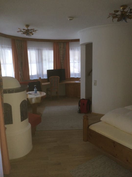 Großes Zimmer mit Aufgang zum Turmzimmer Hotel Castel