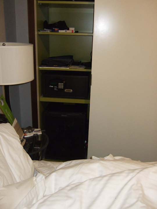 Kleiderschrank mit Safe und Minibar Stewart Hotel