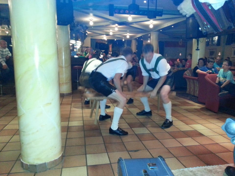 Tiroler Abend an der Bar Hotel Bellevue am See