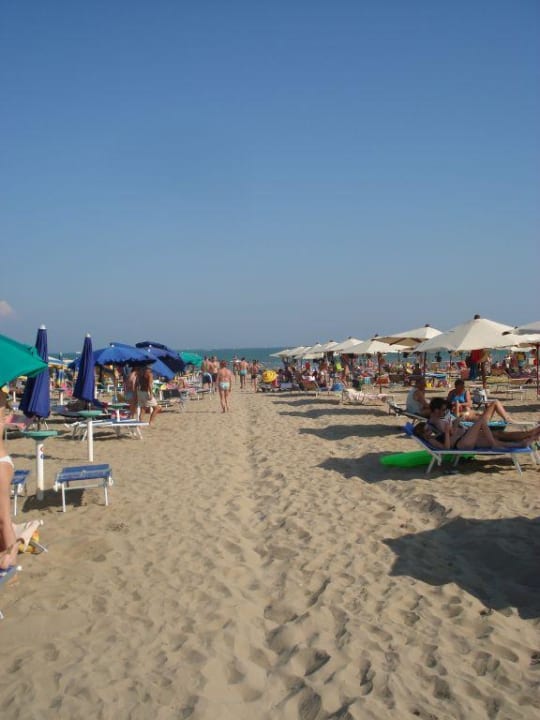 Weg durch den Strand, zum Strand. Hotel American