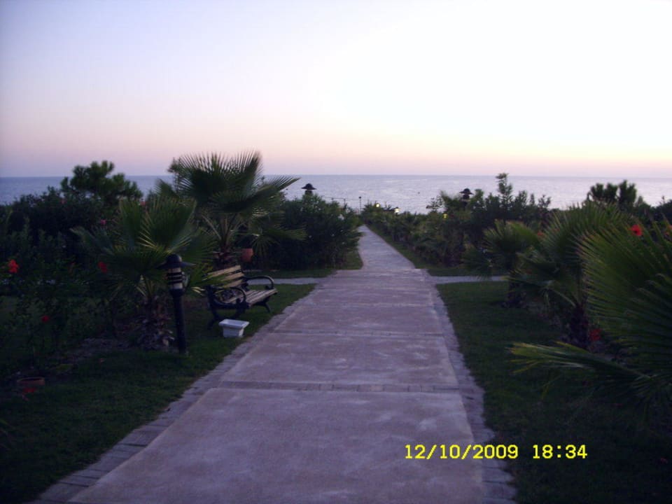 Weg zum Strand, das Meer in Sichtweite Alba Resort Hotel