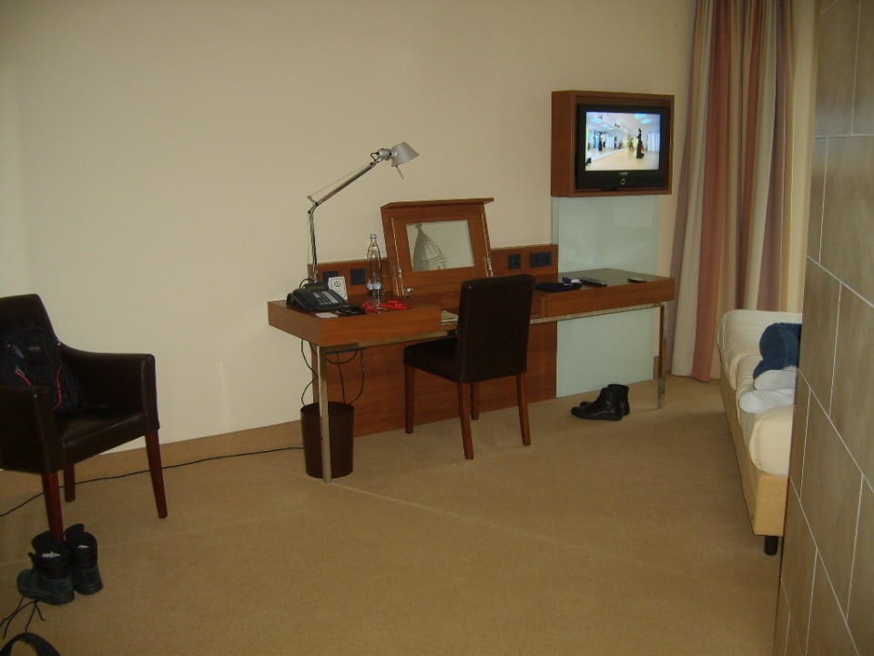 TV Lindner Hotel Hamburg Am Michel, part of JdV by Hyatt