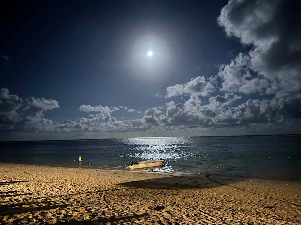 Strand Crystals Beach Resort Belle Mare, a member of Radisson Individuals
