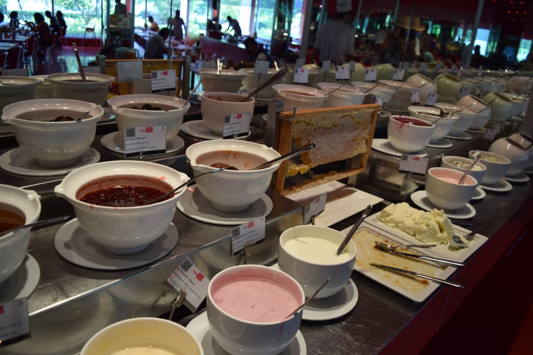 Frühstück in Buffetform. Sehr üppig. Hotel SU & Aqualand