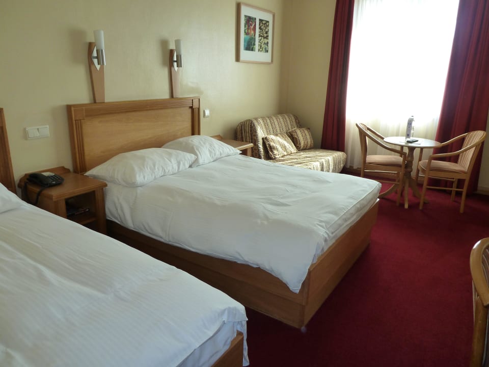 Blick ins Doppelzimmer Maldron Hotel Newlands Cross