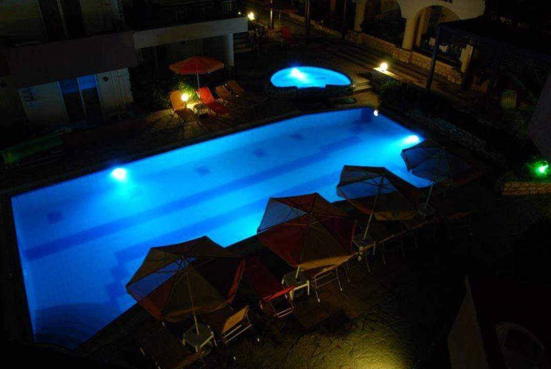Basen nocą Dimitrios Village Beach Resort