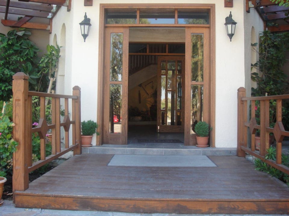 Hoteleingang Gaia Garden Hotel