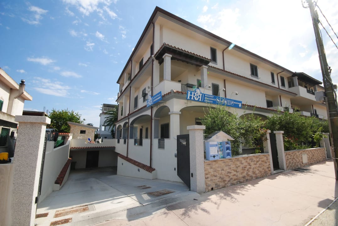 Rezeption mit Einfahrt zur Tiefgarage Holiday Residence Rifugio