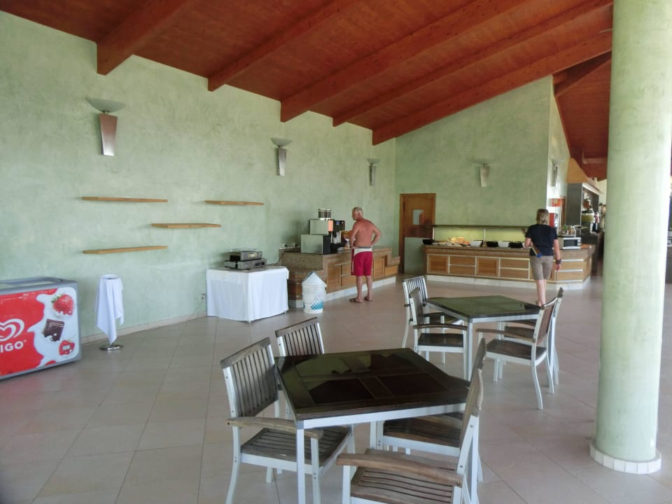 Pool Bar - wie ein Wartesaal R2 Pajara Beach