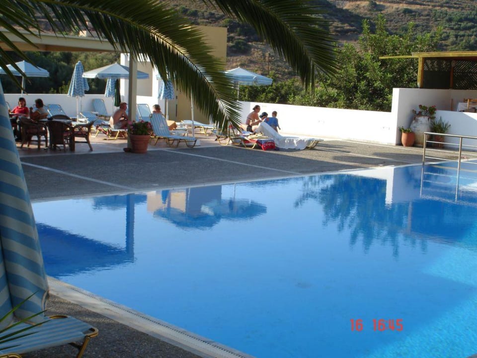 Pool mit Bar Hotel Xidas Garden